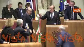 Carlo Verdone restituisce la fascia tricolore a Gualtieri dopo la giornata da Sindaco di Roma