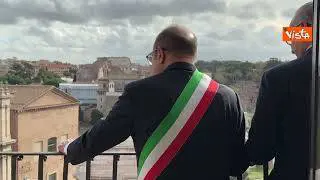 Verdone "sindaco per un giorno" lancia baci da balcone Campidoglio