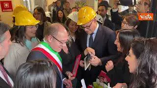 Verdone "sindaco" visita scuola danneggiata da esplosione Via Gordiani con caschetto in testa