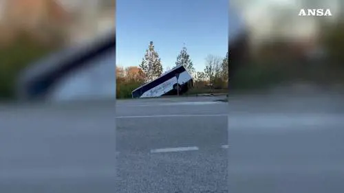 Pordenone, bus con studenti in un fosso dopo lo scontro con un'auto