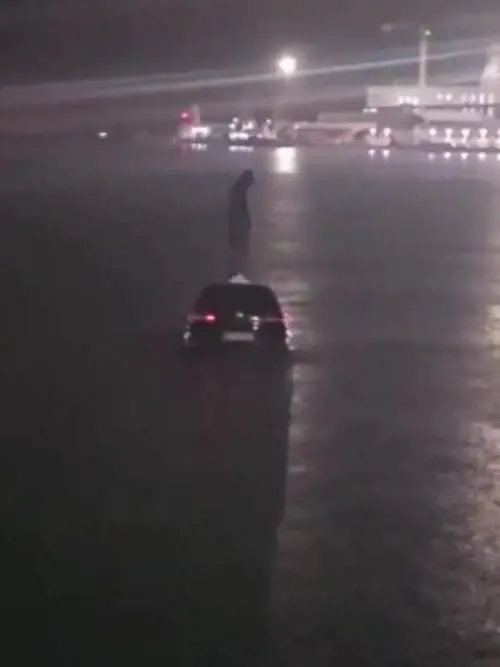 Uomo cade nelle acque del porto di Bari e si salva salendo sul tettuccio dell'auto: il video