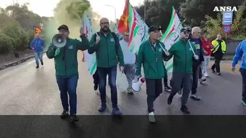 Ex Ilva, a Taranto fabbrica occupata e blocchi stradali: le immagini