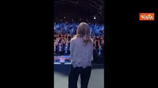 Meloni sul palco del comizio di Padova lancia baci al pubblico