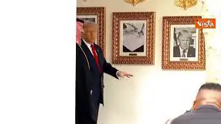Trump con bin Salman davanti a foto autopen che sostituisce ritratto di Biden alla Casa Bianca
