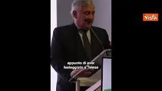 Faccio politica, mica lo "Schiattamuorto", Tajani risponde alle critiche per i salti su palco Napoli
