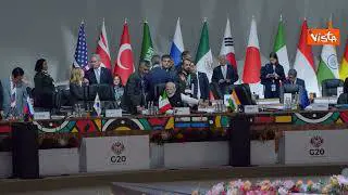 Meloni al G20, la calorosa stretta di mano con il premier indiano Modi a Johannesburg