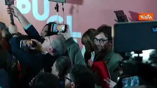 Applausi per Decaro al suo arrivo al comitato elettorale, è stato eletto Governatore della Puglia