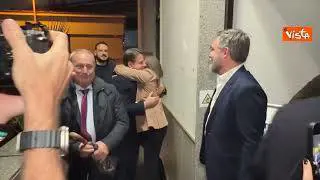Abbracci per Conte e Fico all'arrivo al comitato elettorale a Napoli