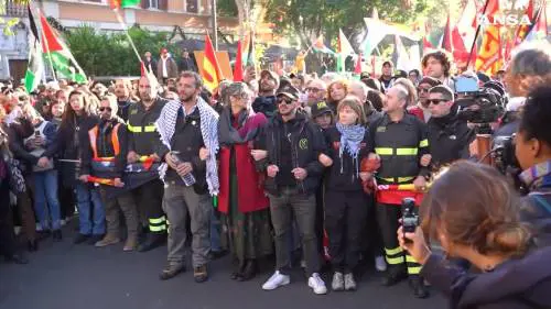 Corteo Roma, Thunberg e Albanese in testa con i vigili fuoco