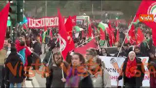"Stop genocidio", il corteo pro Palestina sfila per le vie di Roma