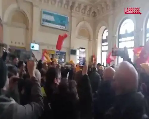 Genova, corteo metalmeccanici arriva a Brignole e occupa l'atrio della stazione