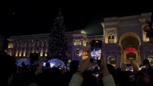 Milano, accensione dell'albero in Piazza Duomo: countdown in tilt 