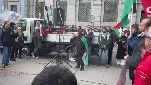 Gli insulti della 5S pro Pal: "Meloni dalla parte sbagliata della Storia"