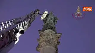 Il tradizionale omaggio dei Vigili del Fuoco alla Madonna a piazza di Spagna con la corona di fiori
