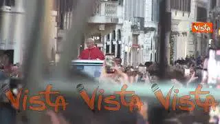 Papa Leone XIV lascia Piazza Mignanello in papamobile dopo l'omaggio all'Immacolata