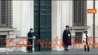 Il portone di Palazzo Chigi viene accostato dopo l'arrivo di Zelensky