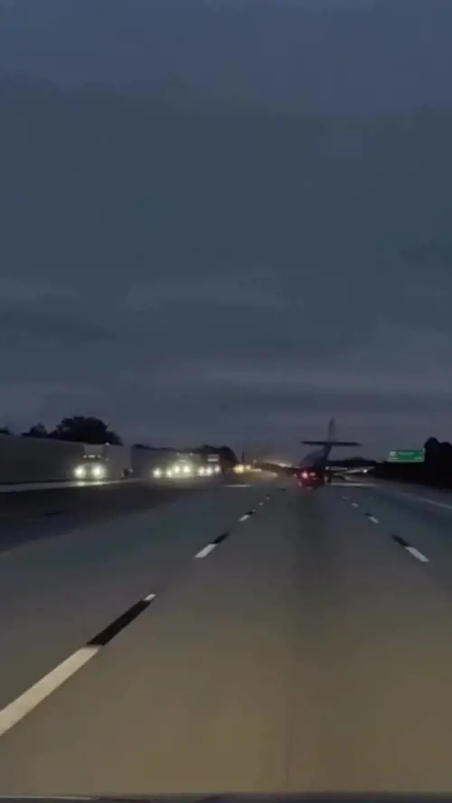 L'aereo in avaria impatta su un veicolo in autostrada