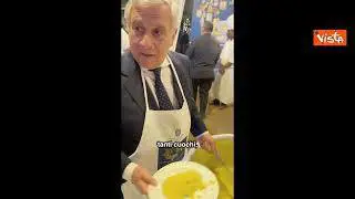 Tajani serve il risotto a festa Ambasciata Nuova Delhi per cucina italiana patrimonio Unesco