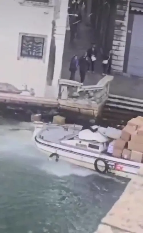 La folle corsa lungo il Canal Grande e lo schianto contro il Ponte di Rialto: il video dell'incidente a Venezia