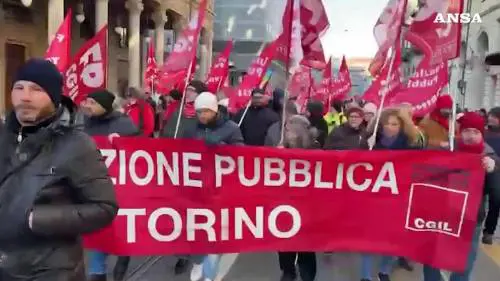 Sciopero generale, il corteo della Cgil a Torino: le immagini