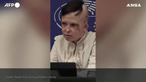 Interprete in lacrime al Parlamento europeo per il racconto di un bambino ucraino