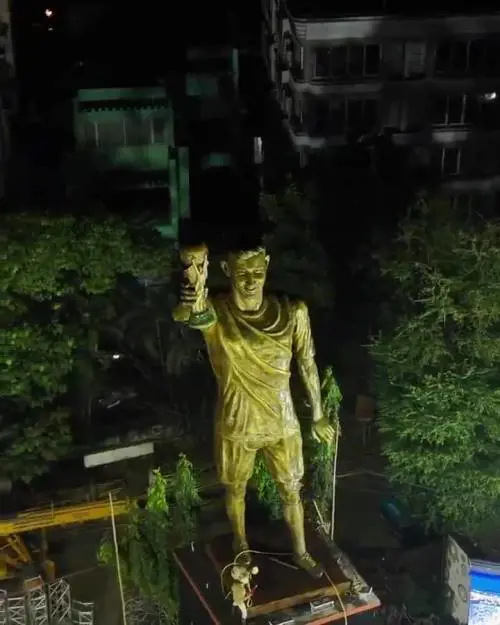 L'inaugurazione dell'enorme statua dedicata a Messi: un nuovo record per La Pulce