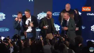 Atreju 2025, il Ministro Crosetto porta via di peso Matteo Renzi dal palco