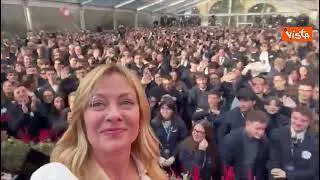 Il selfie di Meloni sul palco di Atreju con il pubblico: Ben accompagnata