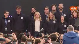 Meloni sul palco di Atreju con la felpa dei volontari canta l'Inno di Mameli