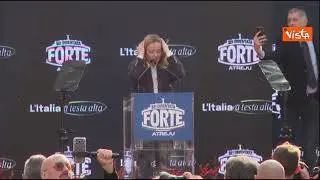 Meloni balla e saltella sul palco di Atreju sul coro "Giorgia, Giorgia"
