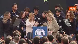 "Sto a morì", il fuori onda di Giorgia Meloni dopo 1 ora di discorso ad Atreju