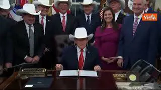 Trump riceve cappello texano da squadra hockey che batté l'Urss alle Olimpiadi invernali del 1980