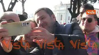 Atreju 2025, bagno di folla per il leader della Lega Salvini al suo arrivo a Castel Sant'Angelo