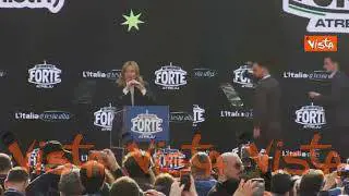 Atreju 2025, il ballo di Meloni sul palco mentre il pubblica grida: "Giorgia Giorgia"
