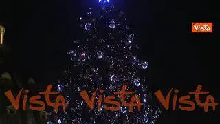 L'accensione dell'albero di Natale e l'inaugurazione del presepe a Piazza San Pietro