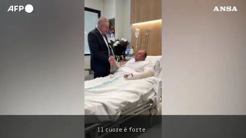 Spari a Bondi Beach, la visita in ospedale del premier australiano al cittadino eroe