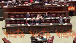 Meloni prende appunti durante intervento Conte in Aula alla Camera