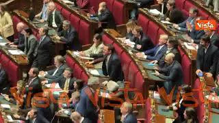 Deputati FdI abbracciano Bignami, dai banchi Pd gridano "Fuori, fuori"