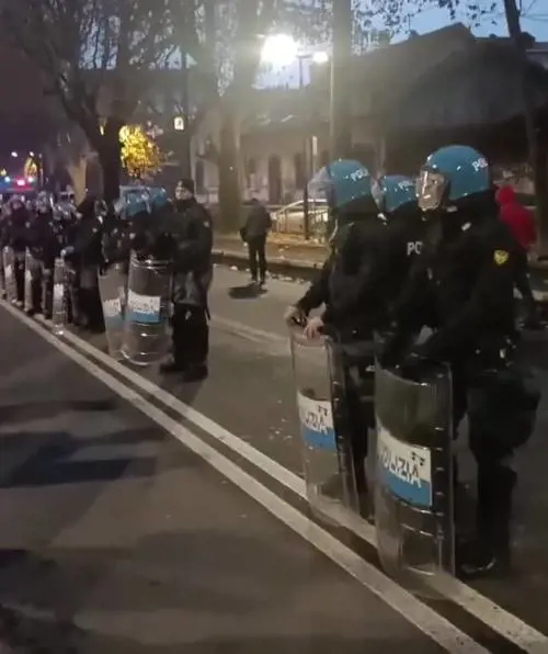 La polizia davanti ad Askatasuna