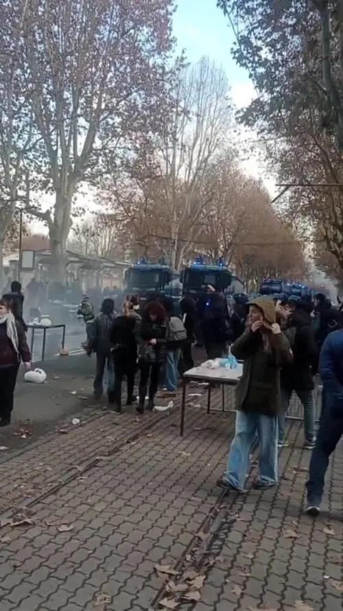 Askatasuna, idranti sul presidio