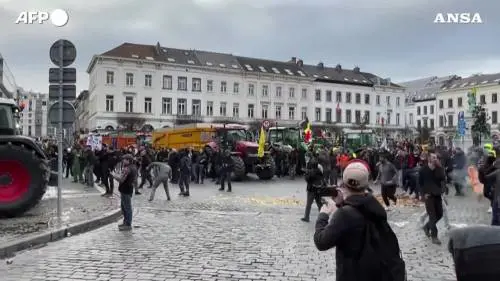 Migliaia di agricoltori in corteo, strade bloccate al quartiere Ue di Bruxelles 