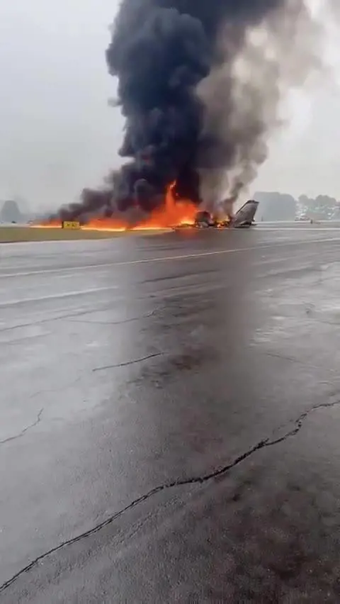 Ex pilota Nascar morto in un incidente aereo con la sua famiglia: 7 morti. Il video choc