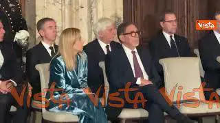 Completo azzurro metallizzato in velluto, il look di Meloni per gli auguri di Natale al Quirinale