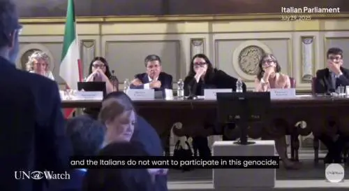 "El Pueblo unido...". Il canto di Francesca Albanese al centro sociale