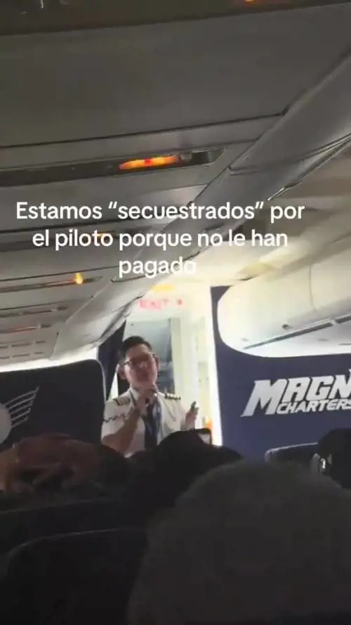 Licenziato dalla compagnia, il pilota si barrica in cabina: il video