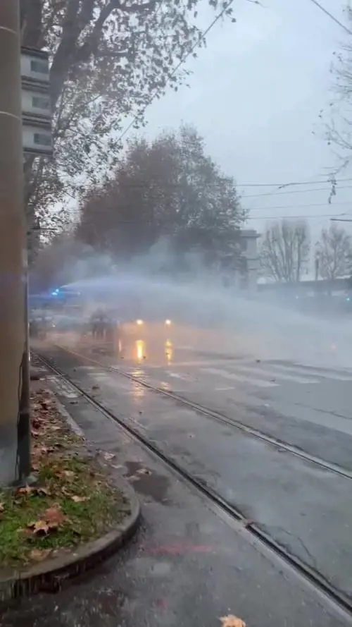 Scontri a Torino tra polizia e antagonisti per Askatasuna