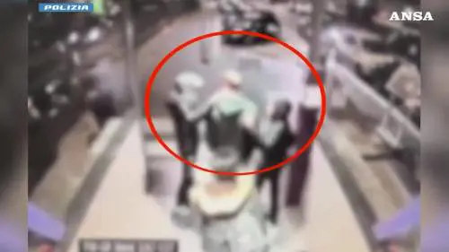 Calci, pugni e spray per una collanina d’oro: la rapina fuori dalla metro di Milano