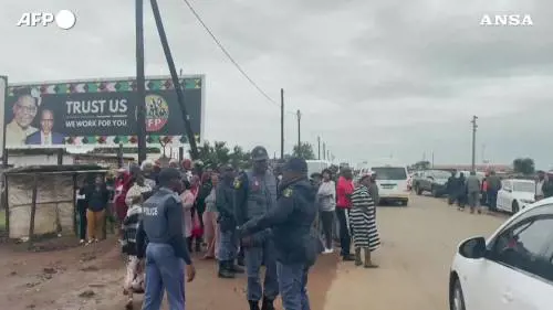 Sparatoria di massa in Sudafrica, caccia all'uomo