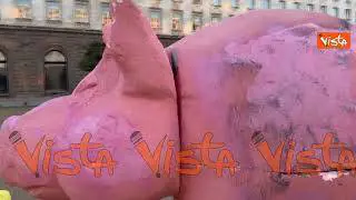 Un enorme maiale al centro di Sofia dopo le proteste che hanno portato alle dimissioni del Governo