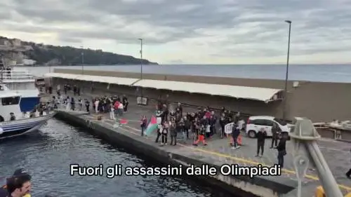 La manifestazione proPal contro la Guardia Costiera